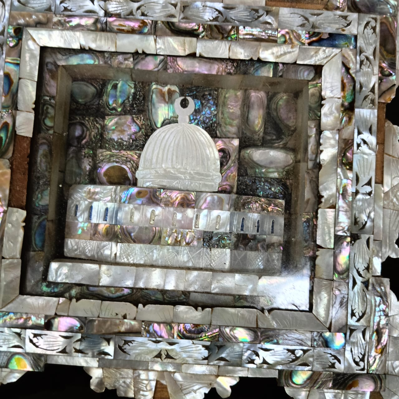 تحفة نادرة مصنوعة من صدف طبيعي لامع