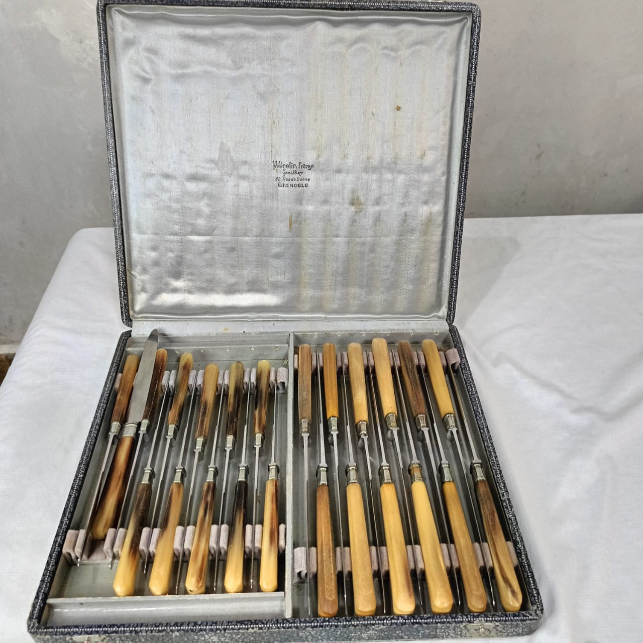 Ancien coffret argenté عااج 24 pièce