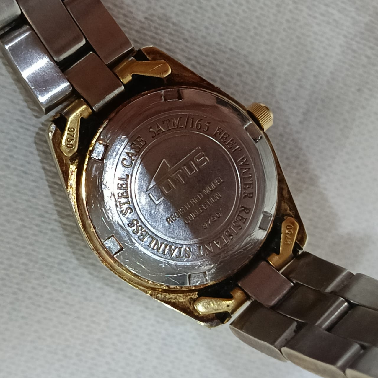 Montre lotus femme original en plaqué or