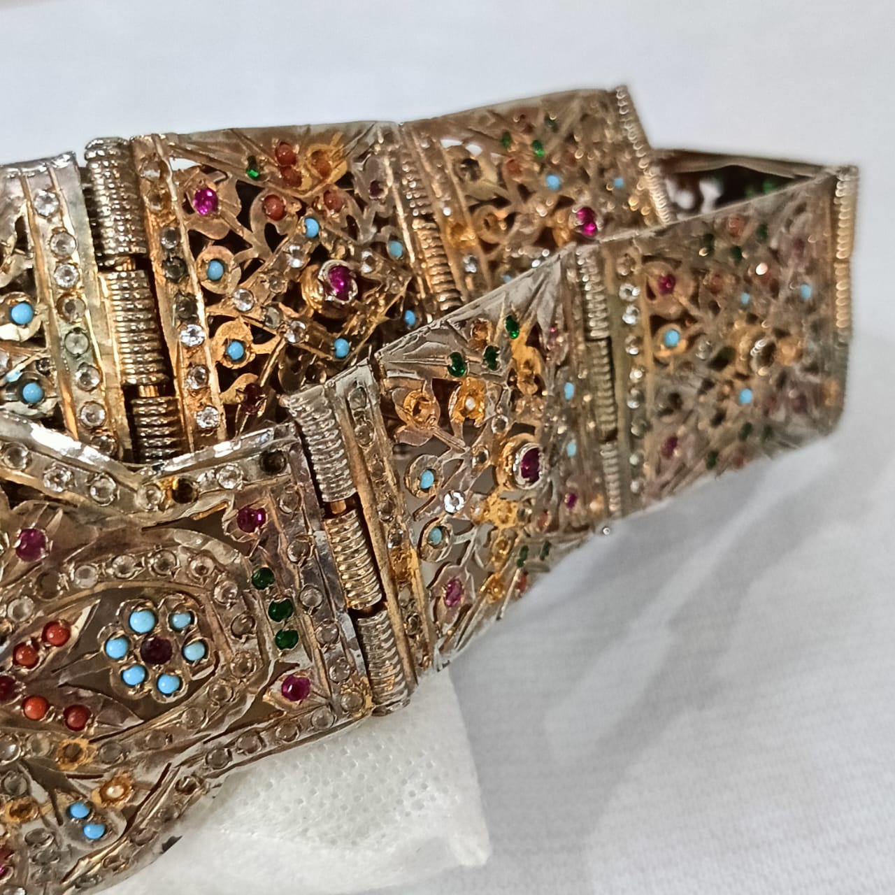 حزامة نحاس قديمة مرصعة بالأحجار