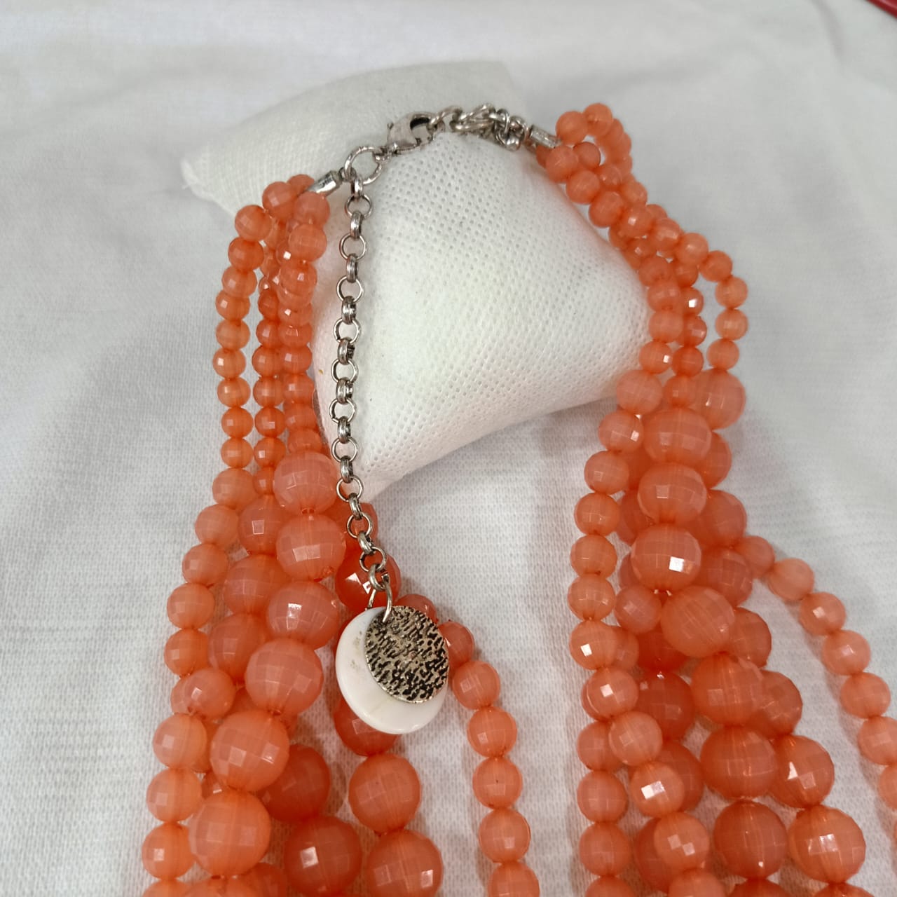 عقد قديمة من خشب