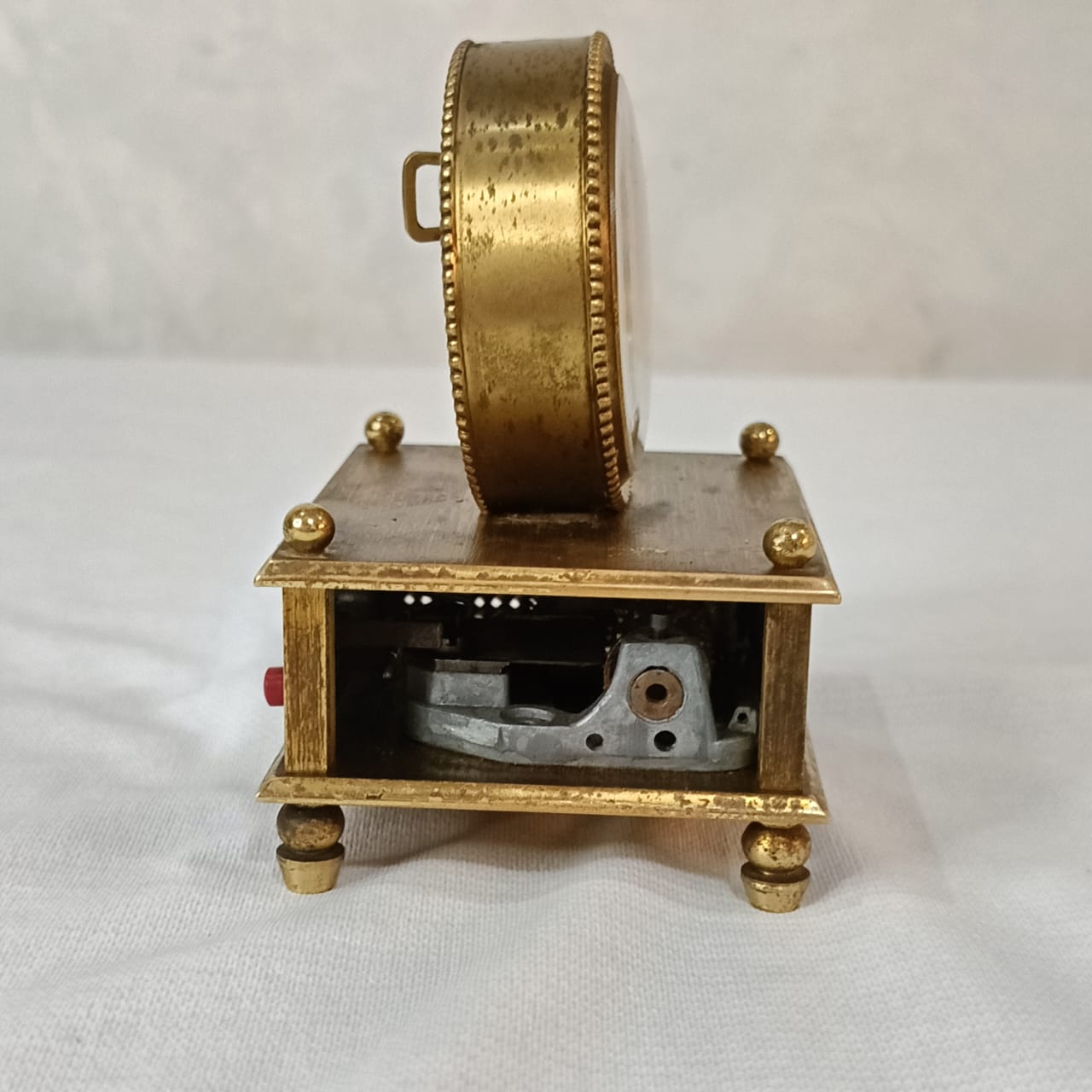 Ancien ravail solo en bronze doré mécanique vintage et musique mécanique