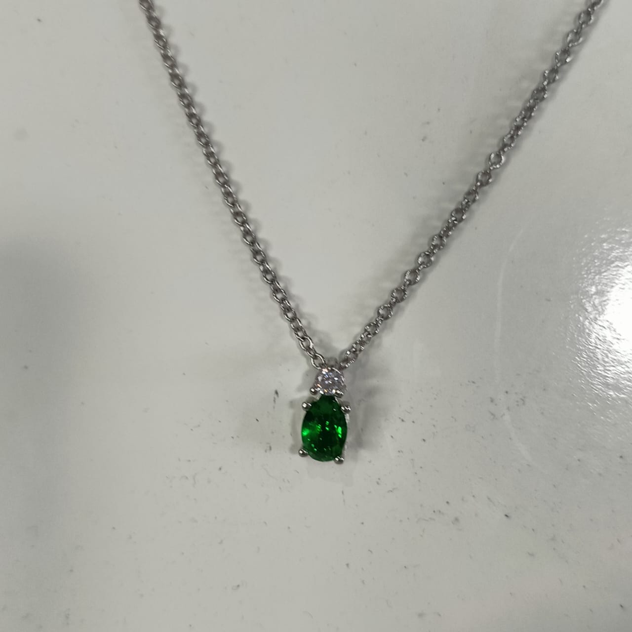 سلسلة بلاكي أبيض 18k بحجر زبرجد