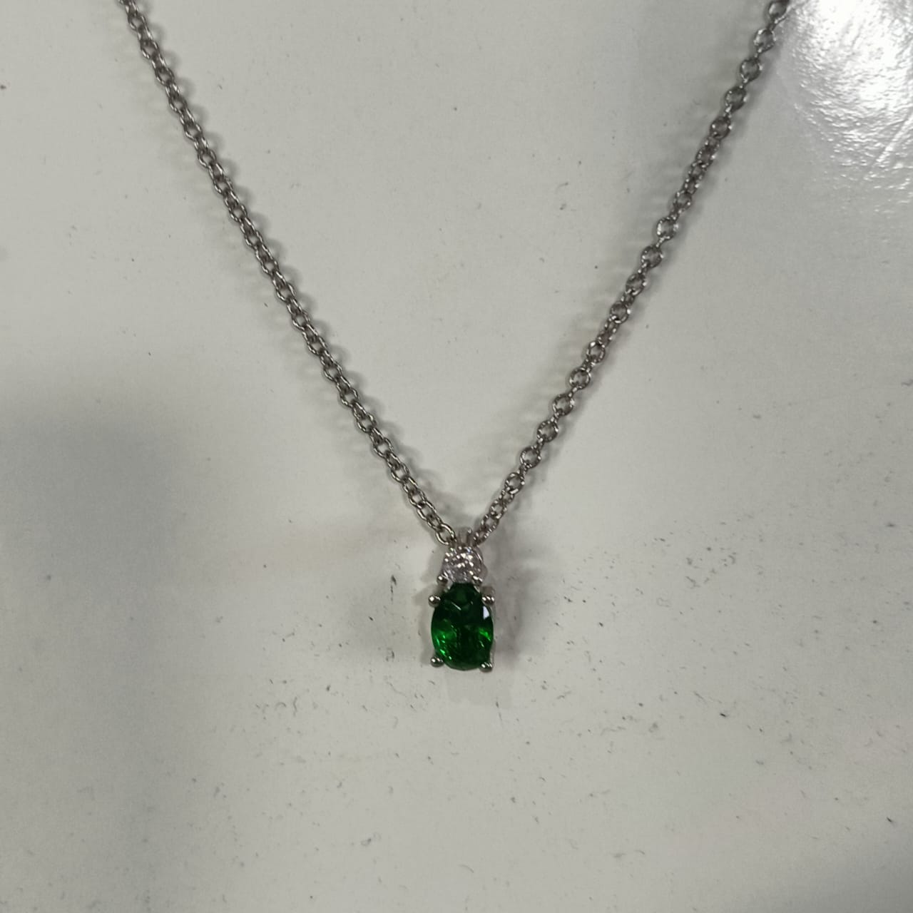 سلسلة بلاكي أبيض 18k بحجر زبرجد