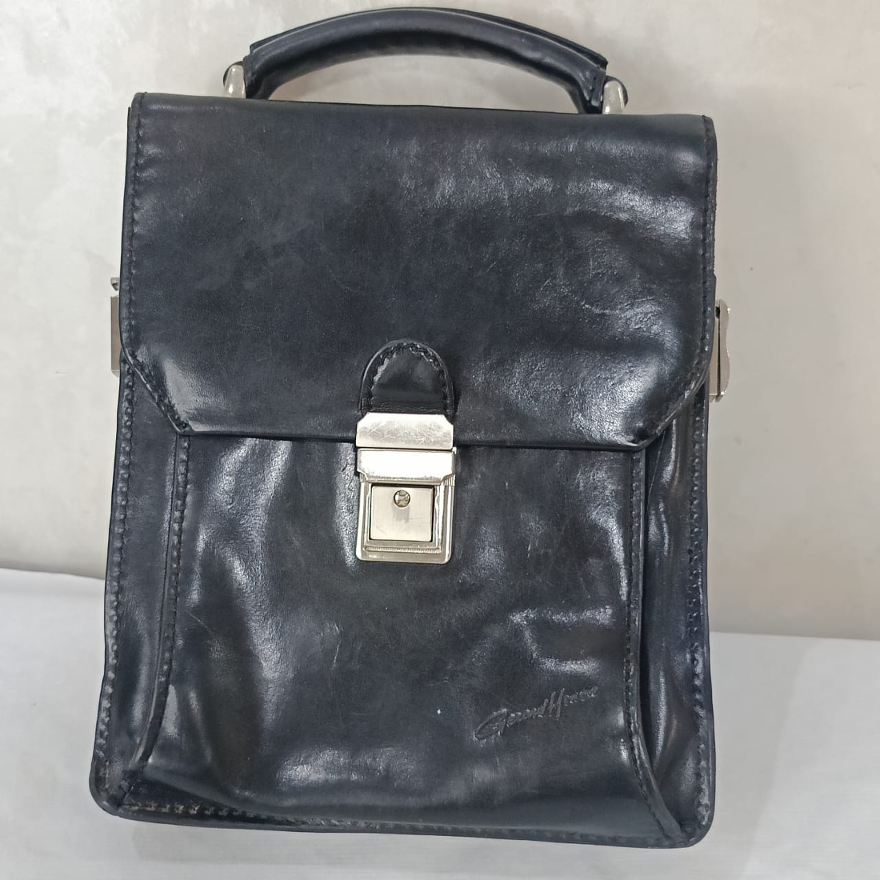 Mini cartable Gérard Menon en cuir vintage original