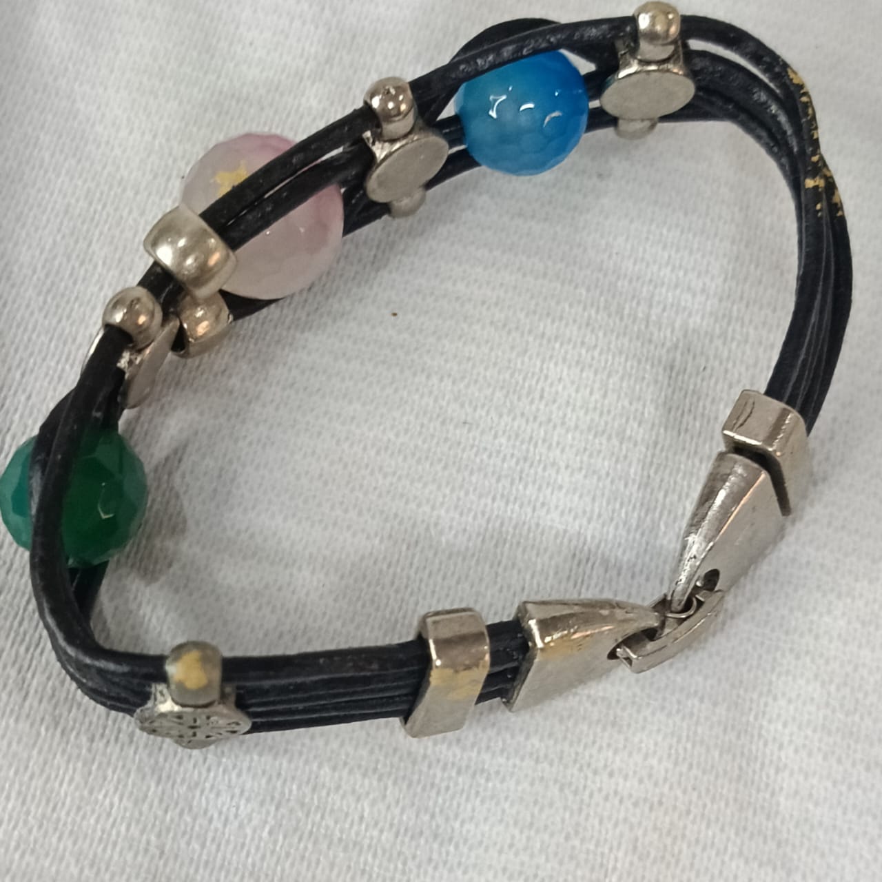 سوار تحفة جلد وأحجار كريمة - طول مفتوح 18cm