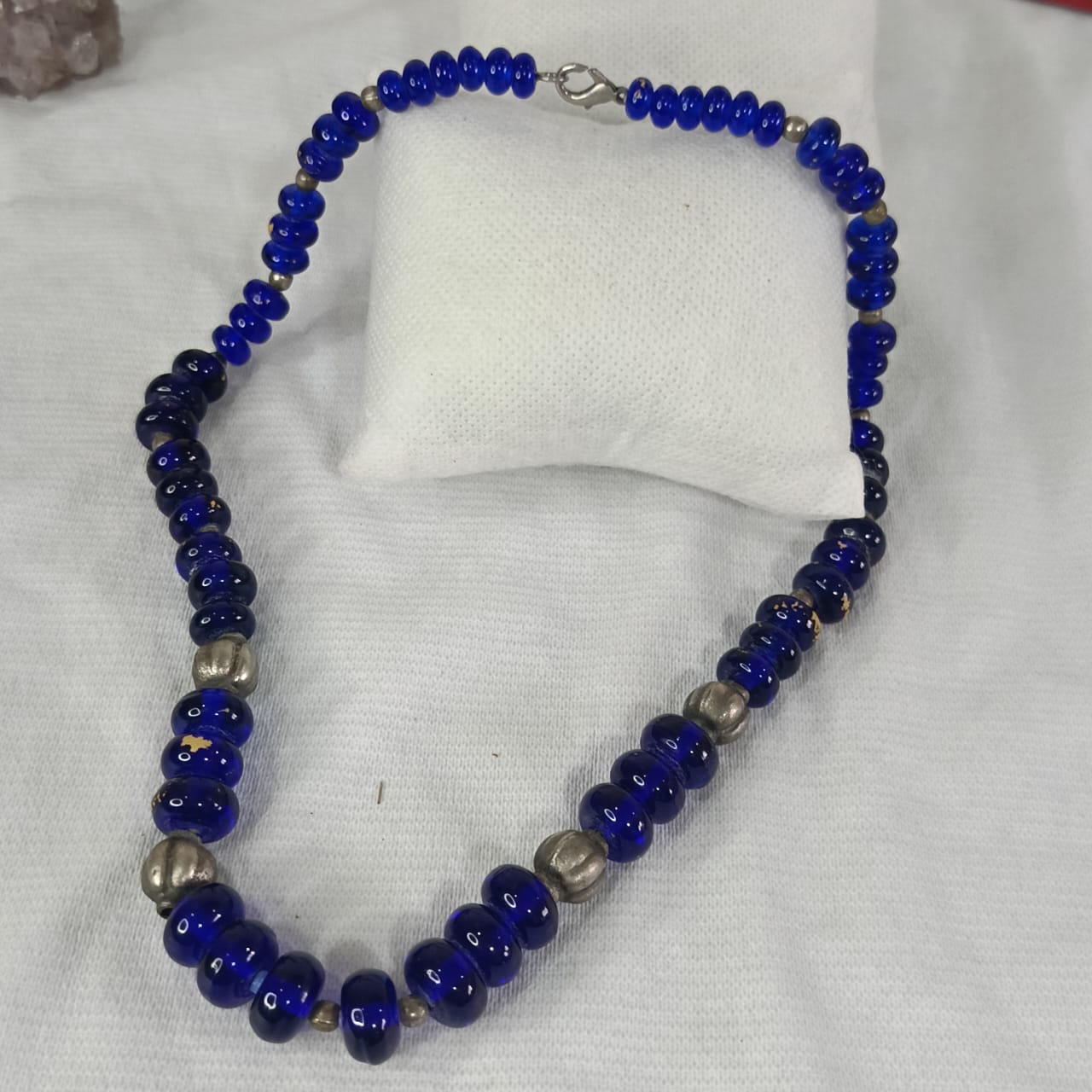 عقد جميل جدا من زجاج أزرق - طول مغلق 23cm