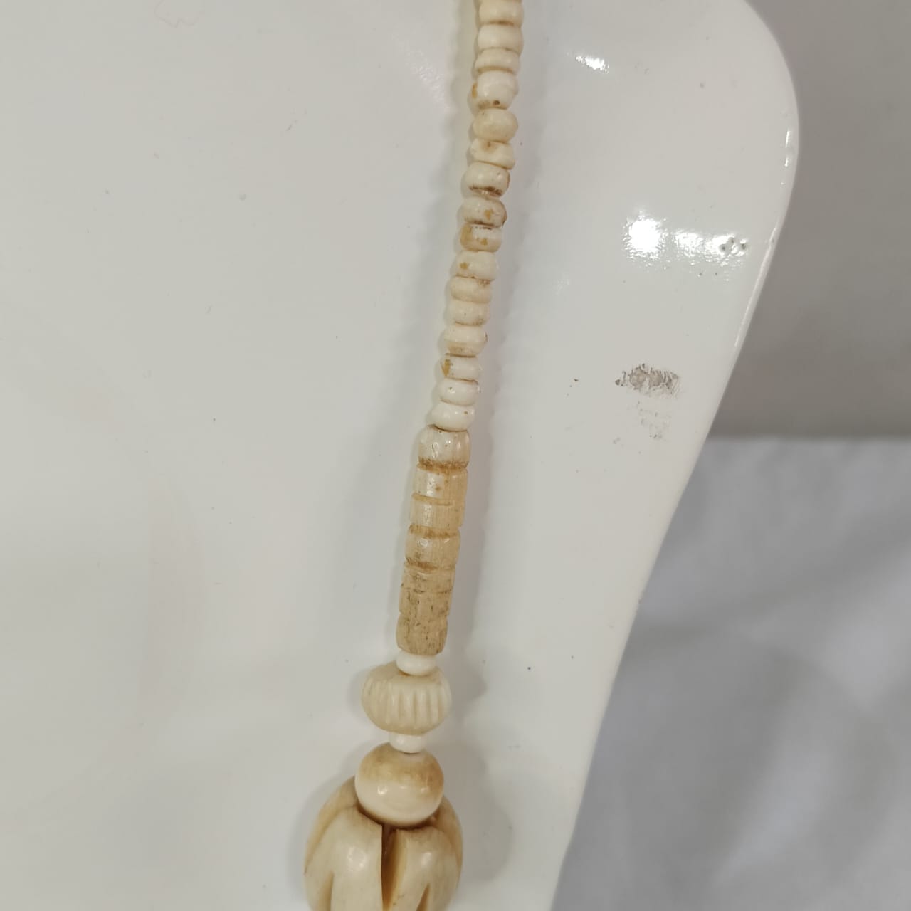 عقد تحفة بالعاج ناعم - طول مغلق 30cm