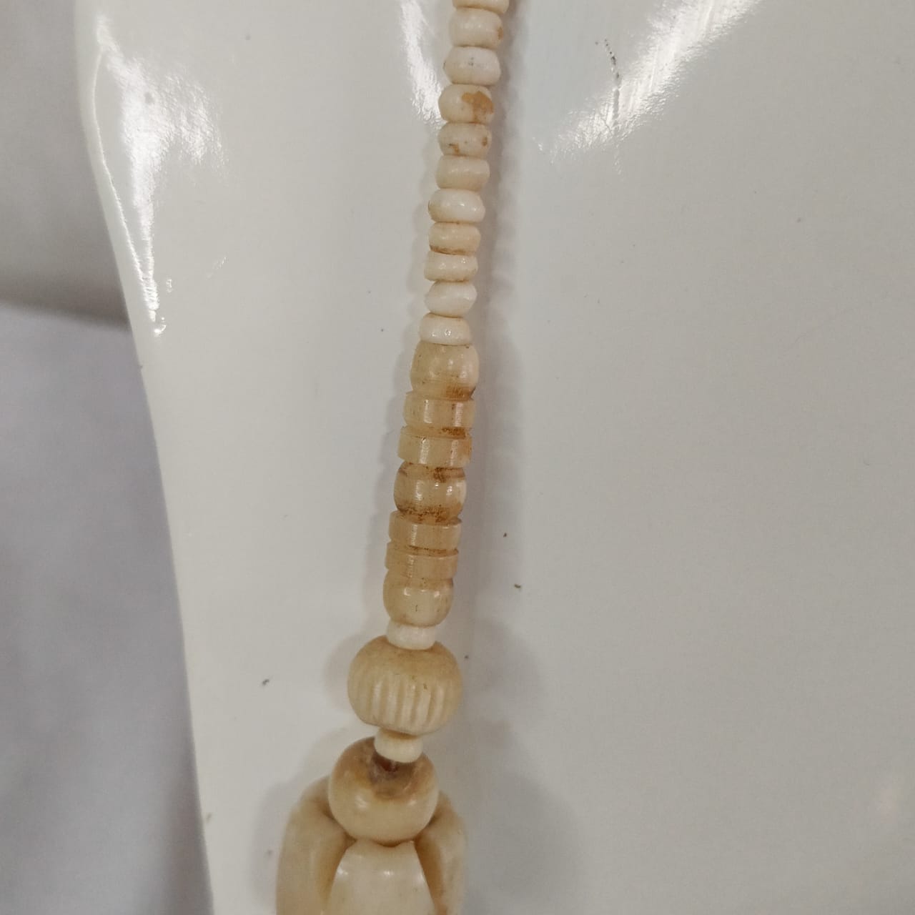 عقد تحفة بالعاج ناعم - طول مغلق 30cm