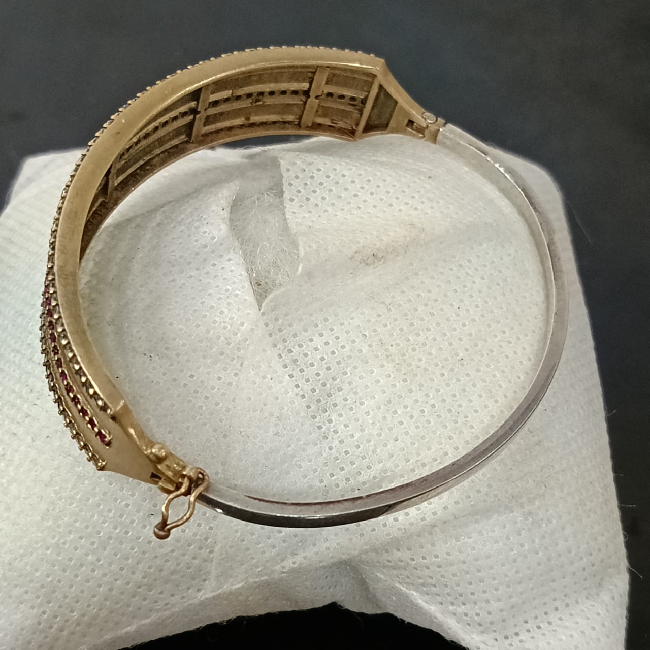 سوار فضة ونحاس مرصع بالأحجار