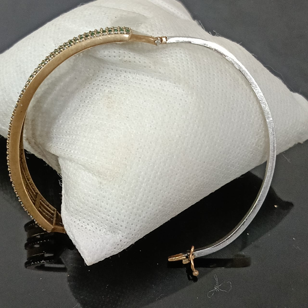 سوار فضة ونحاس مرصع بالأحجار