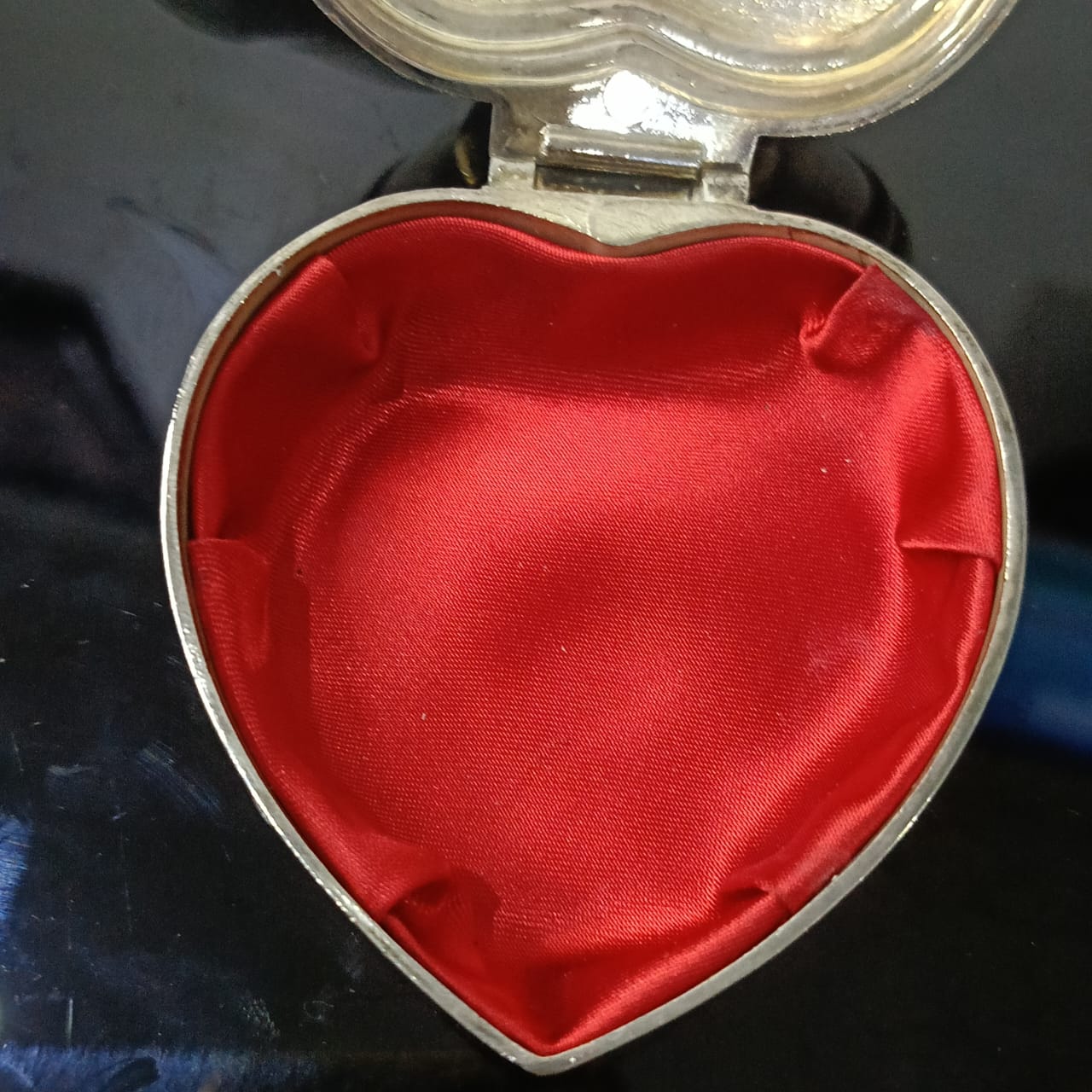 علبة مجوهرات معدنية