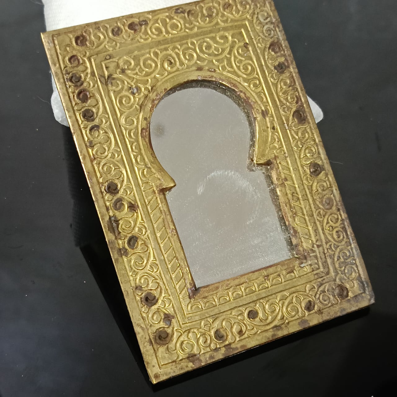 مرآة نحاس قديمة