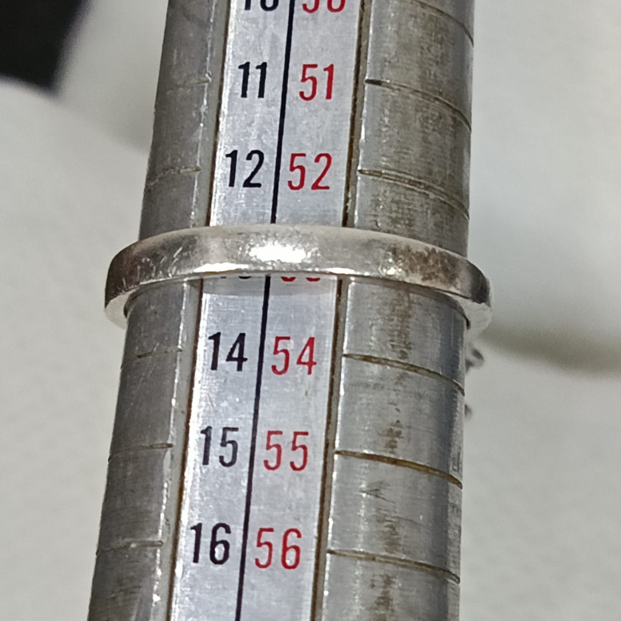 خاتم فضة نسائي مرصع بالأحجار