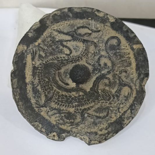 تحفة صينية قديمة على حجر أسود