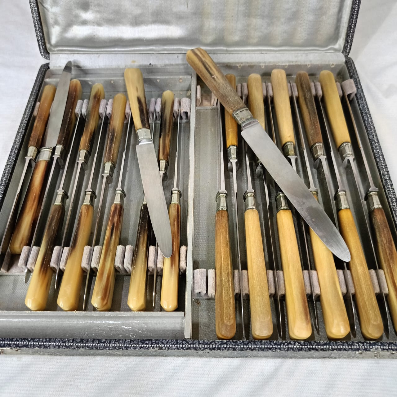 Ancien coffret argenté عااج 24 pièce