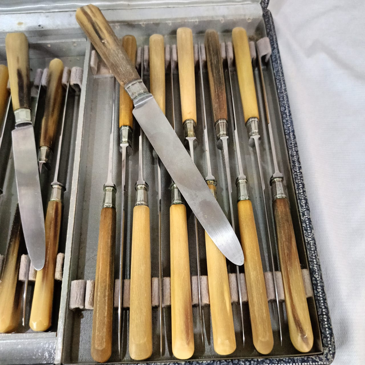 Ancien coffret argenté عااج 24 pièce