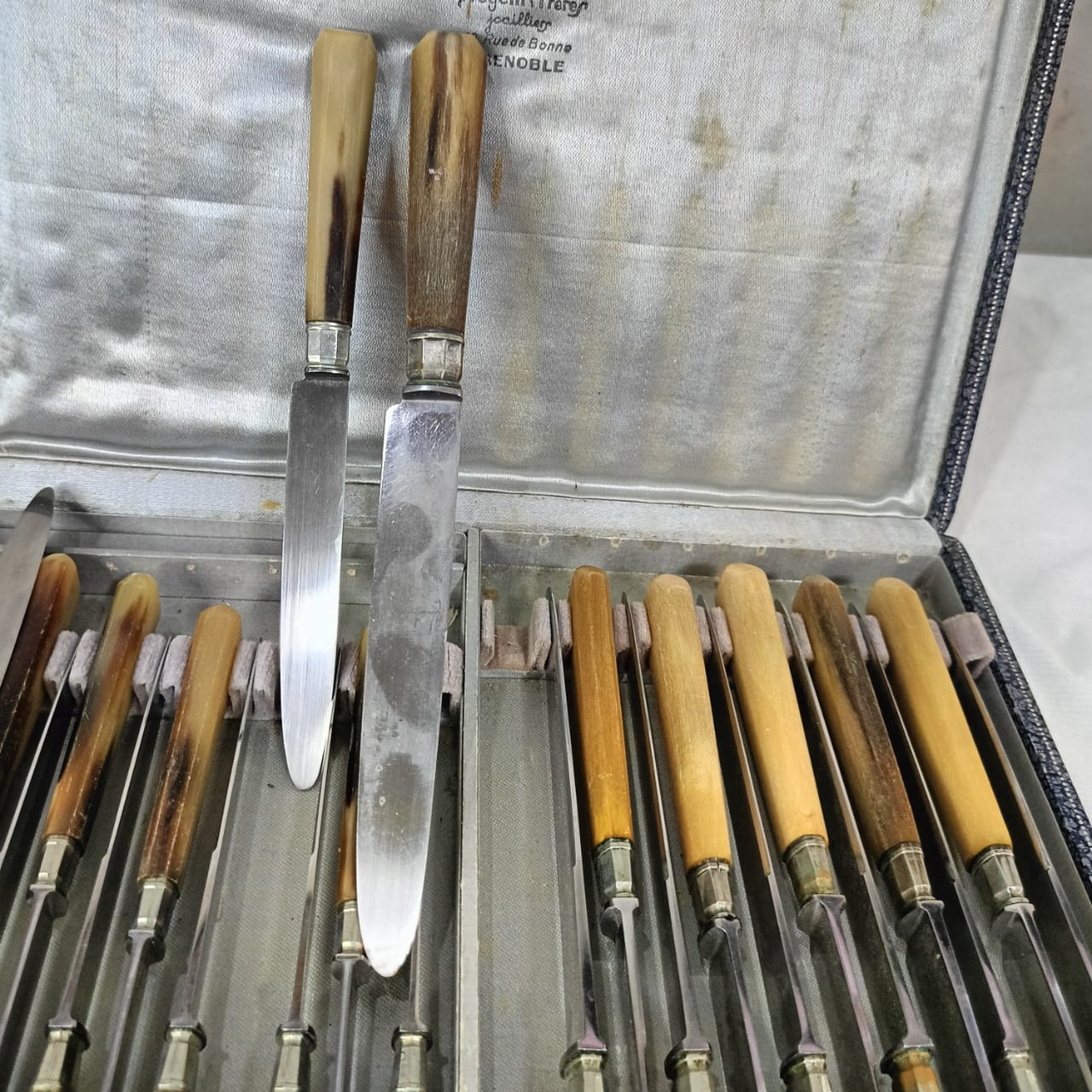 Ancien coffret argenté عااج 24 pièce