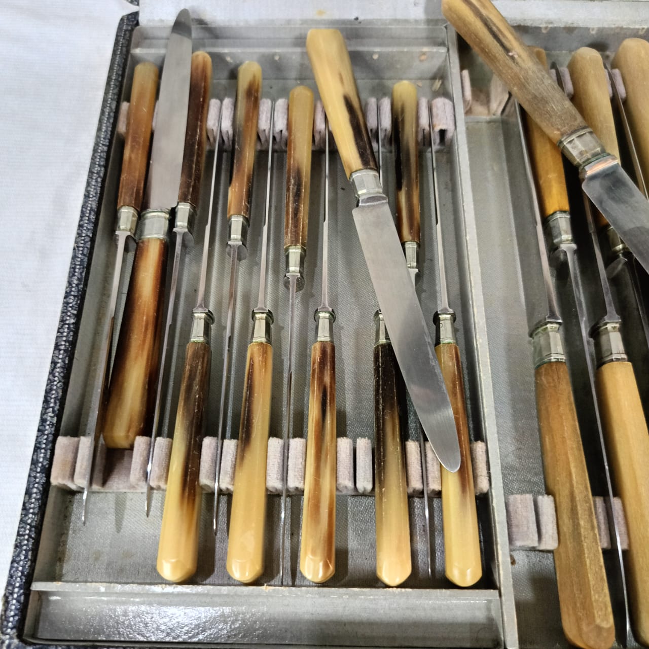 Ancien coffret argenté عااج 24 pièce