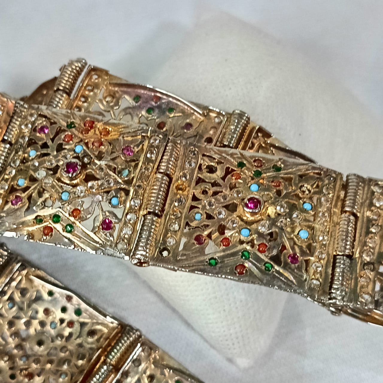 حزامة نحاس قديمة مرصعة بالأحجار