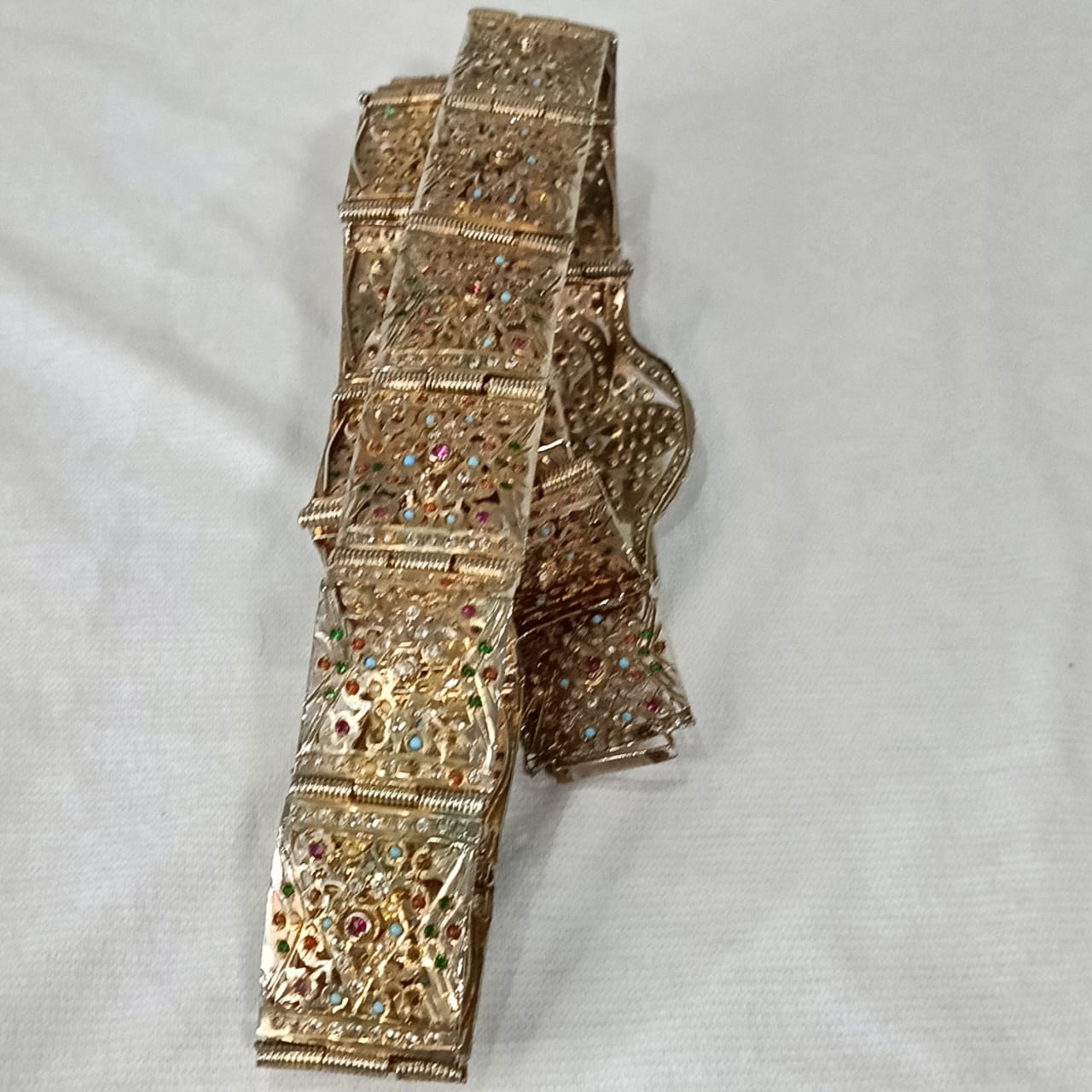 حزامة نحاس قديمة مرصعة بالأحجار