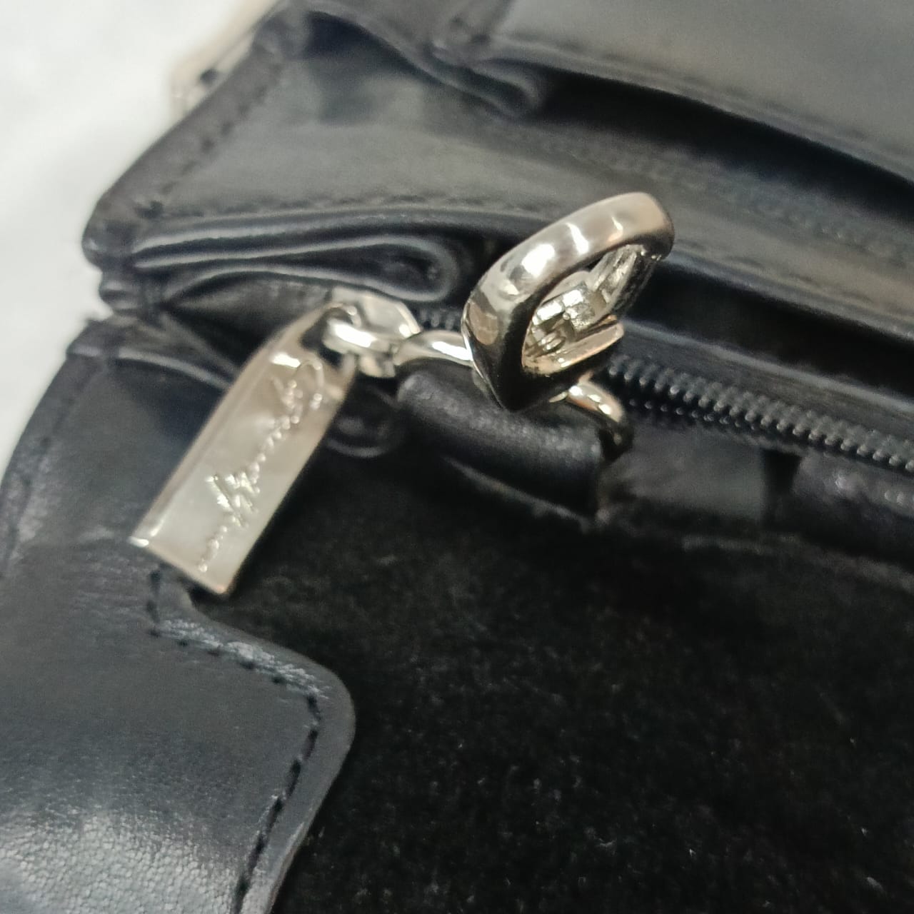 Mini cartable Gérard Menon en cuir vintage original