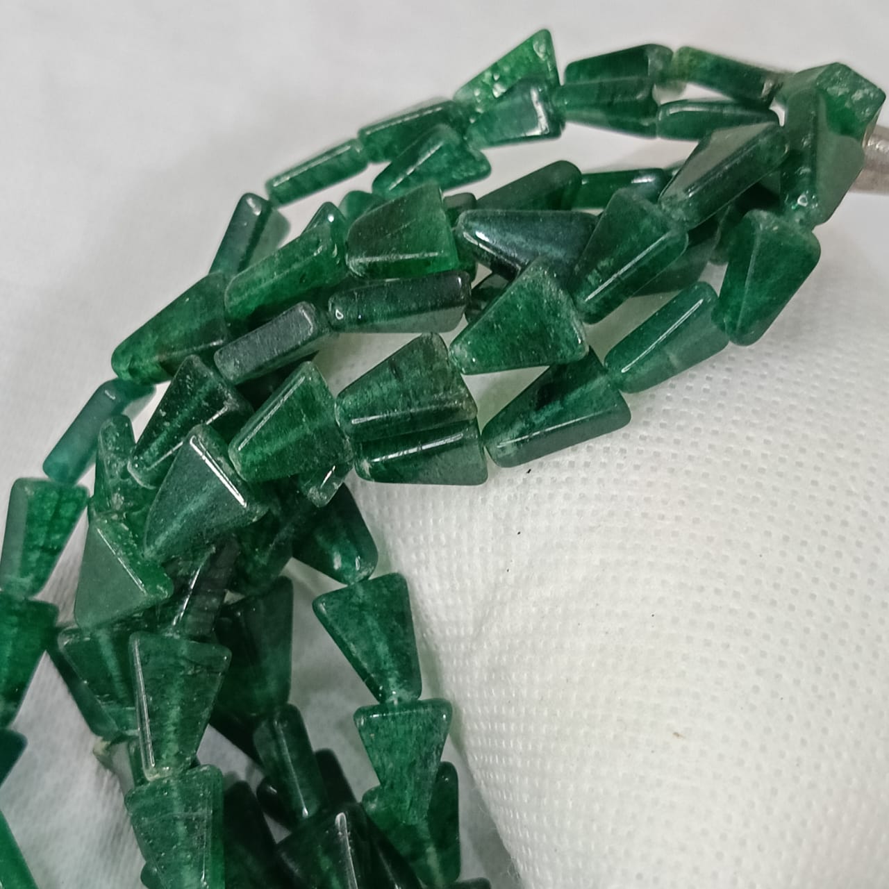 عقد مميز بحجر زمر د هندي ب7خيوط وقفل فضة.