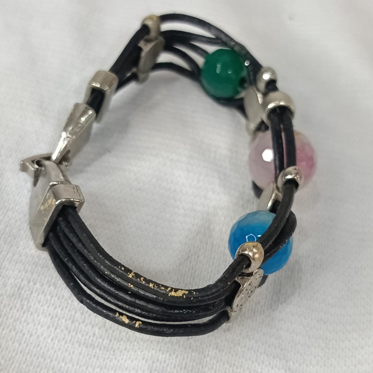 سوار تحفة جلد وأحجار كريمة - طول مفتوح 18cm