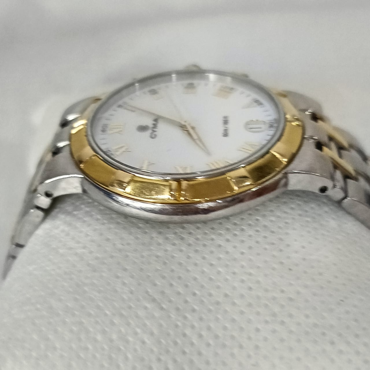 Montre cyma Quartz et saphir original