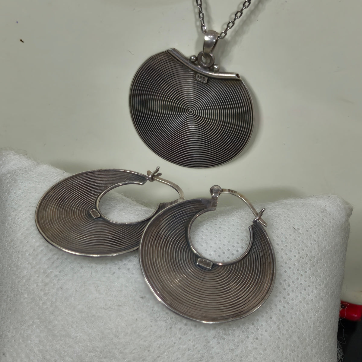 سلسلة وأقراط فضة فرنسية تحفة
طول سلسلة مغلق 20cm
قياس أقراط 3,5cm