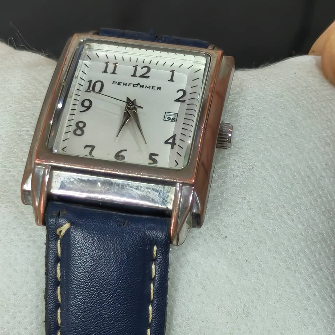 Montre homme Quartz 
Prix 4000