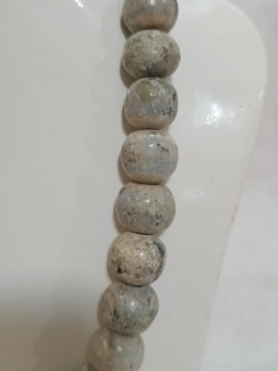 عقد تحفة بحجر طبيعي