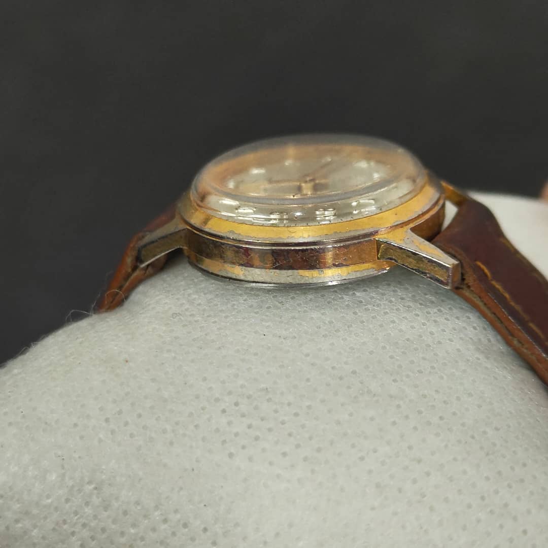 Montre elfa mécanique vintage original 
34mm
Prix 10000