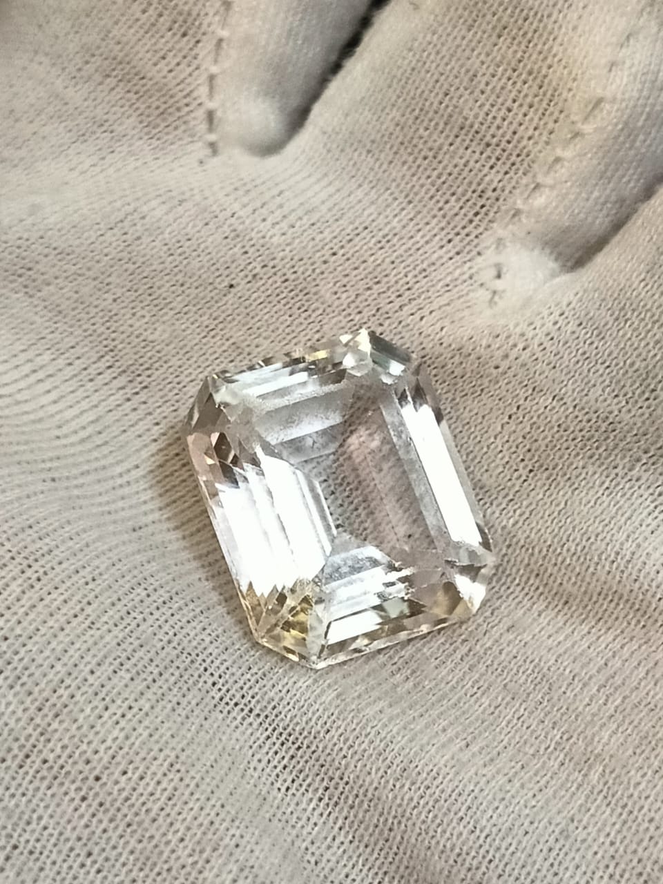 حجر توباز شفاف