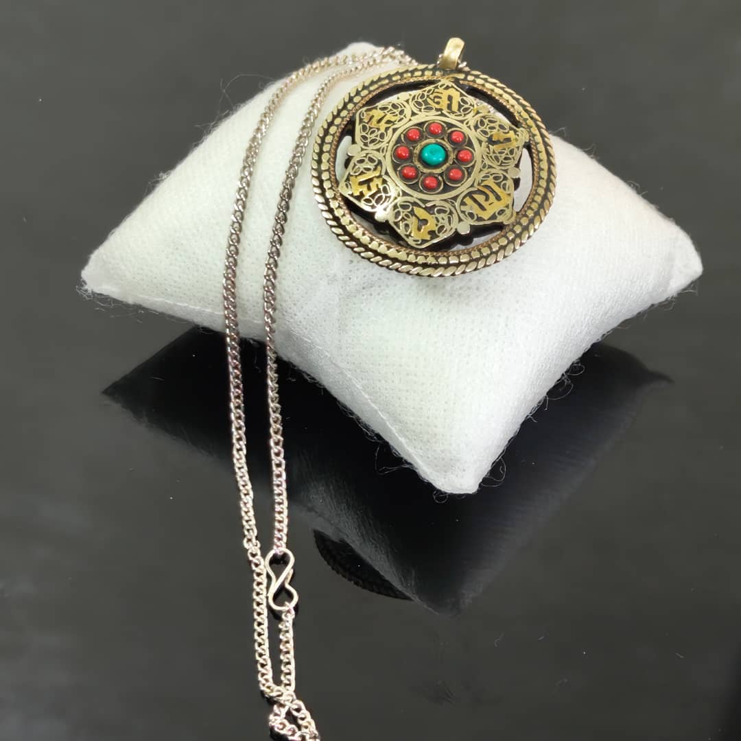 سلسلة معدن وقلادة نحاس مرصعة بالمرجان وفيروز
طول مغلق 27cm
قطر قلادة 4cm