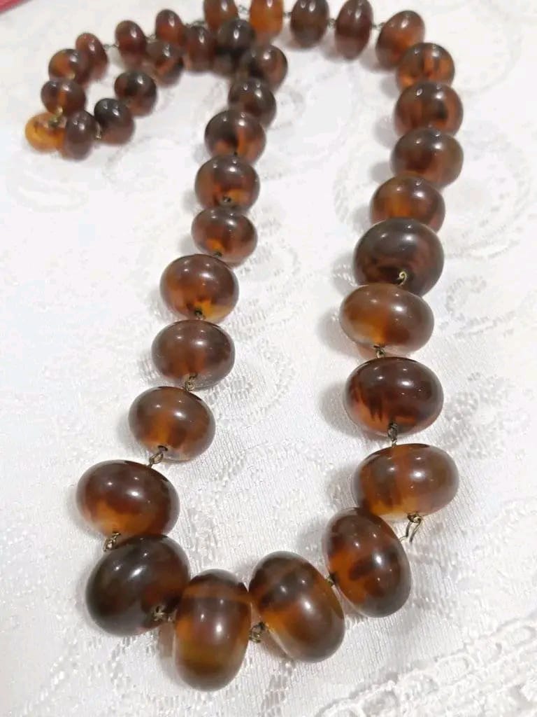 عقد قديم بحجر كهرمان