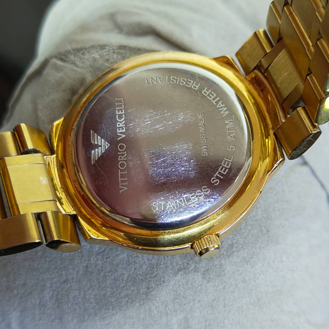 Montre Vittorio Vercelli en plaqué or Quartz original/زوج ملايين ومتين 
40mm
Prix 22000
