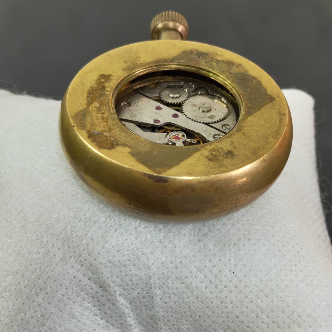 ساعة من برونز تعمل بحاجة إلى غطاء وزجاج
قطر 5cm