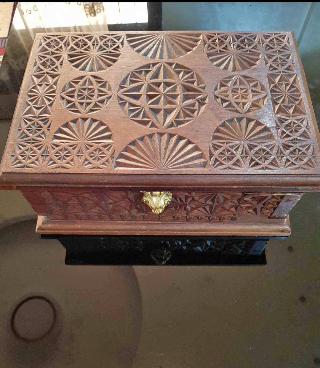 صندوق خشب أحمر منقوش طوله 32cm