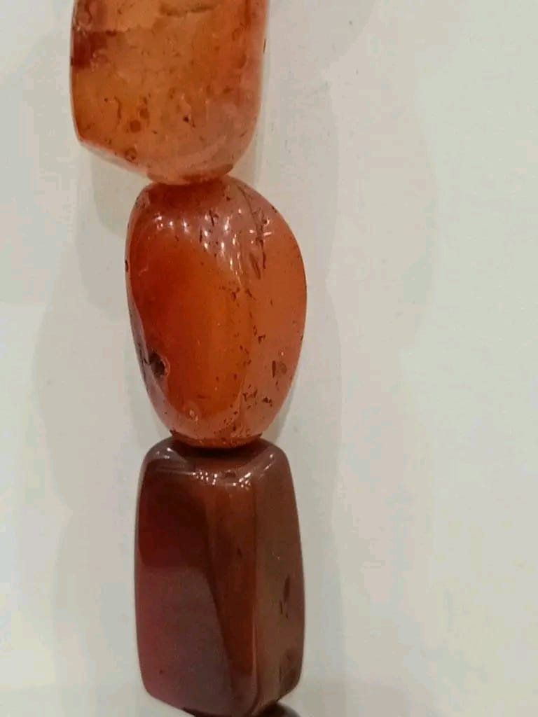 عقد بحجر عقيق كبدي