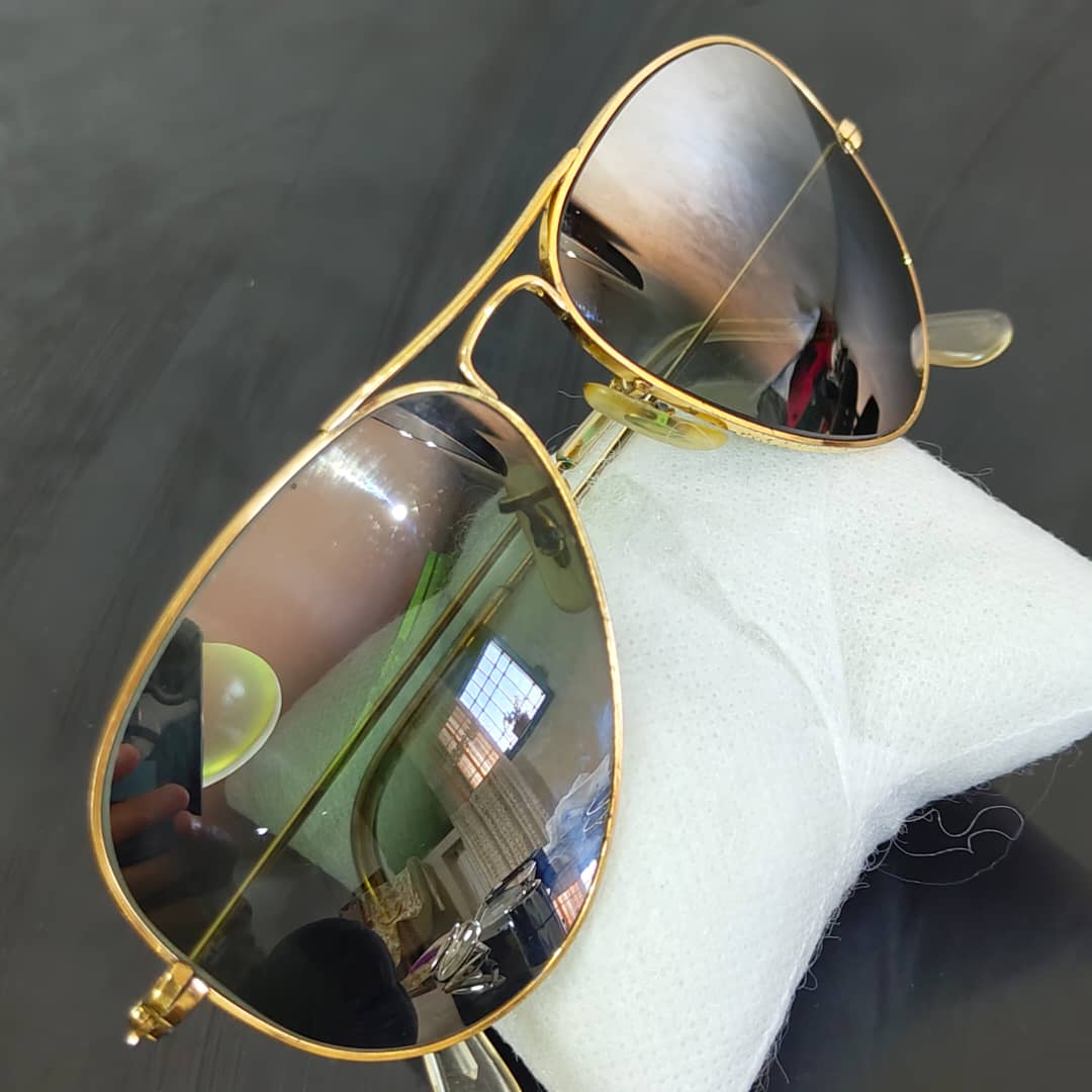 Lunette ray ben usa bl miroire rare original/زوج  
ملايين وثمنميةألف 
58/14
Prix 28000