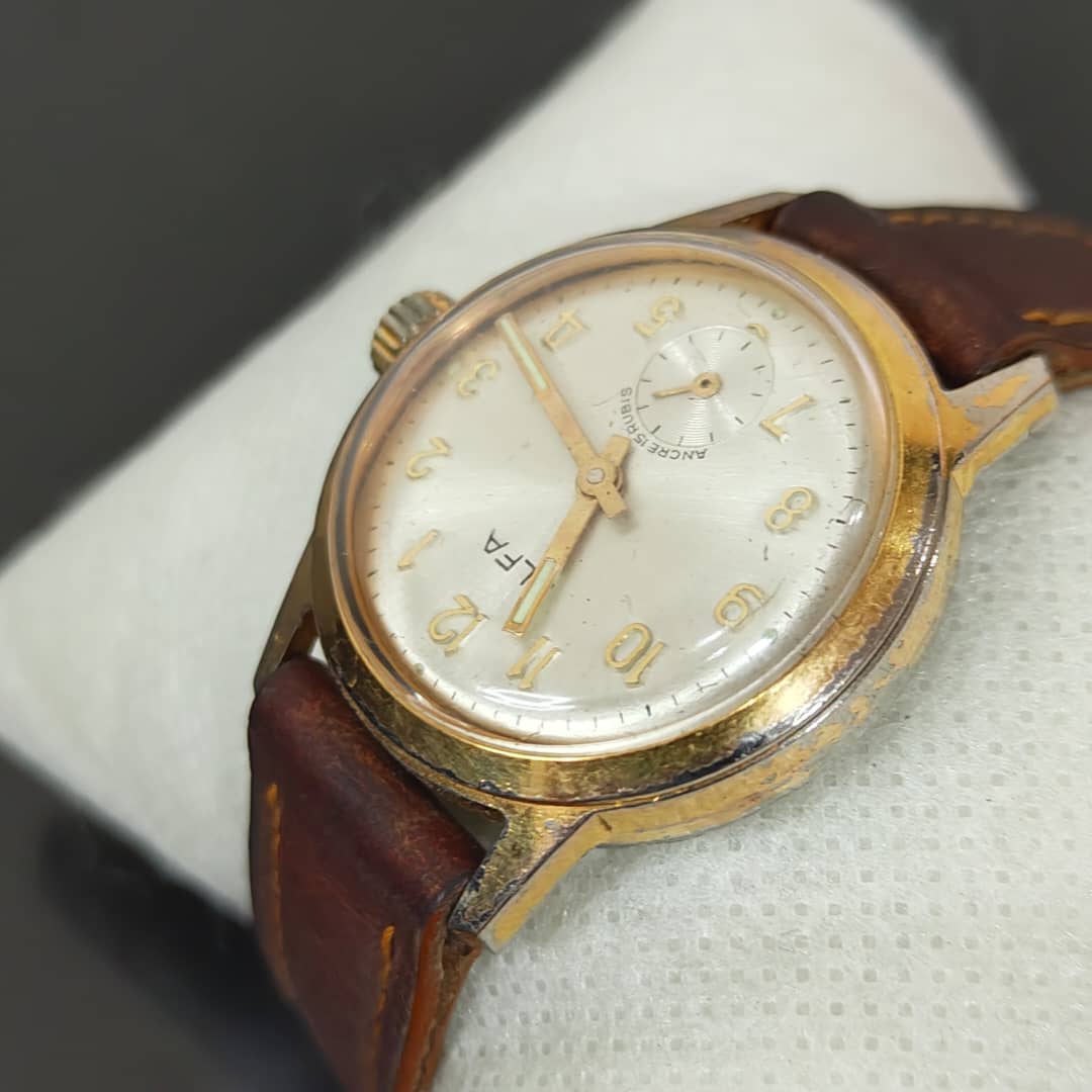 Montre elfa mécanique vintage original 
34mm
Prix 10000
