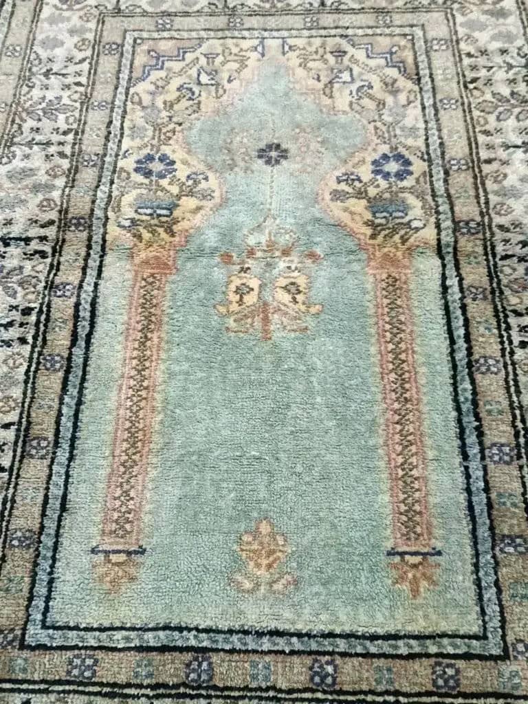 سجاد ماركة قيصر من حرير وبه ختم 
105cm/65cm