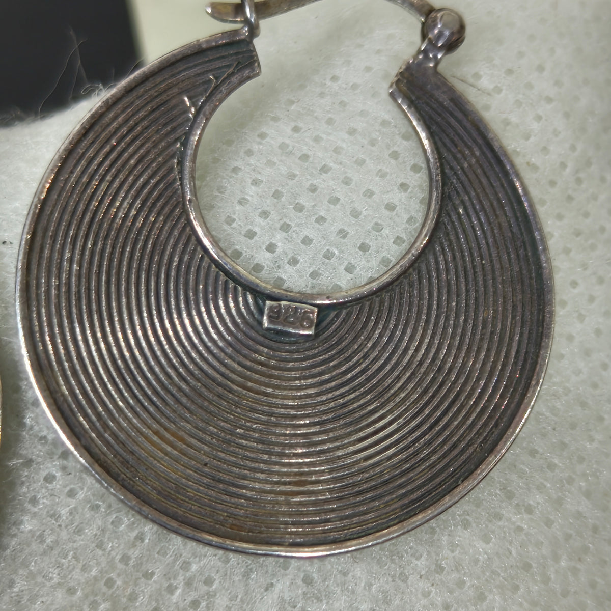 سلسلة وأقراط فضة فرنسية تحفة
طول سلسلة مغلق 20cm
قياس أقراط 3,5cm