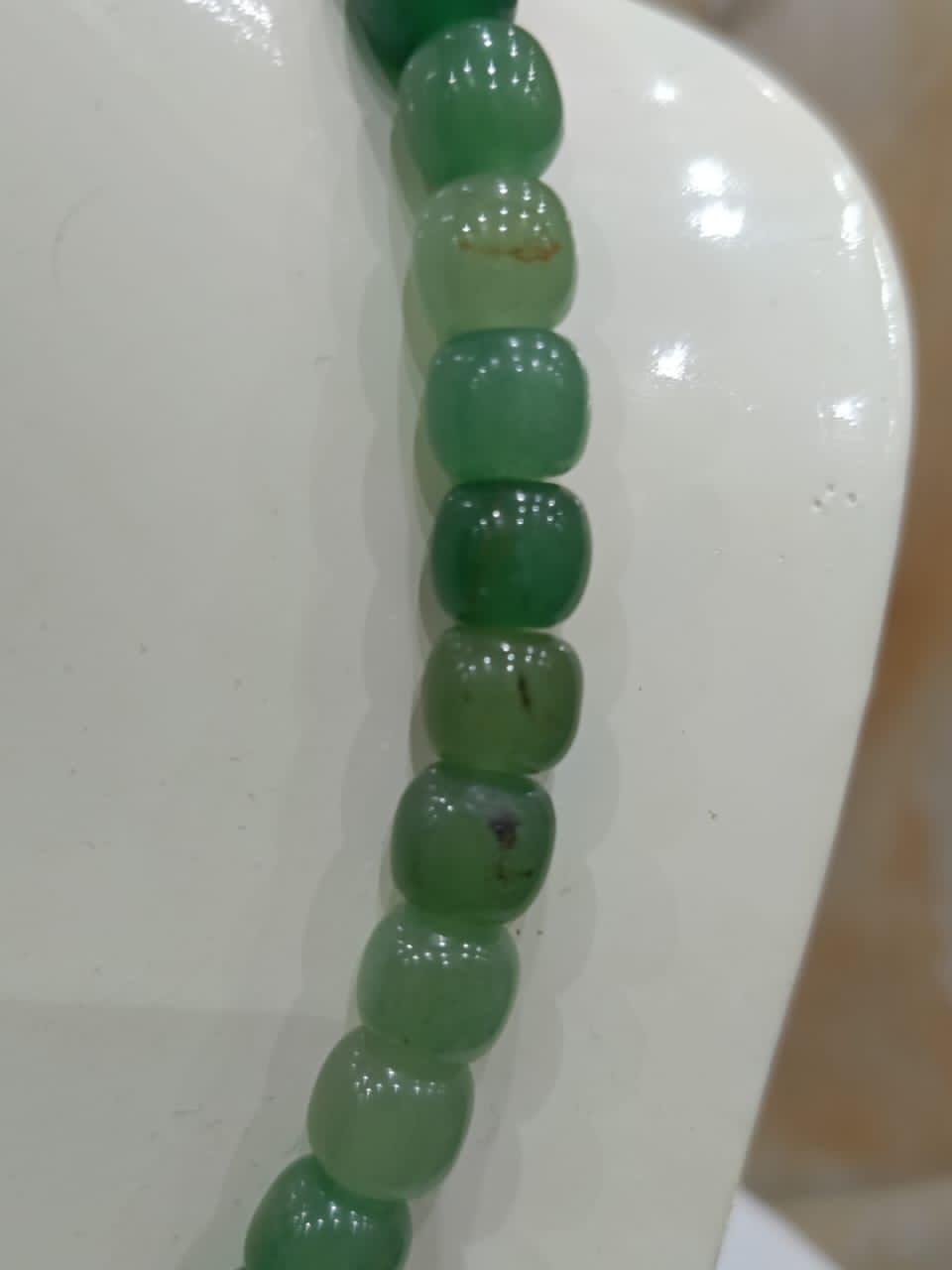 عقد تحفة بحجر زمرد طبيعي