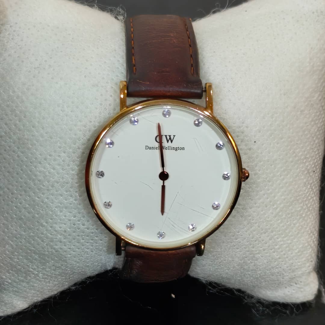 Montre DW femme quartz original 
Prix 8500