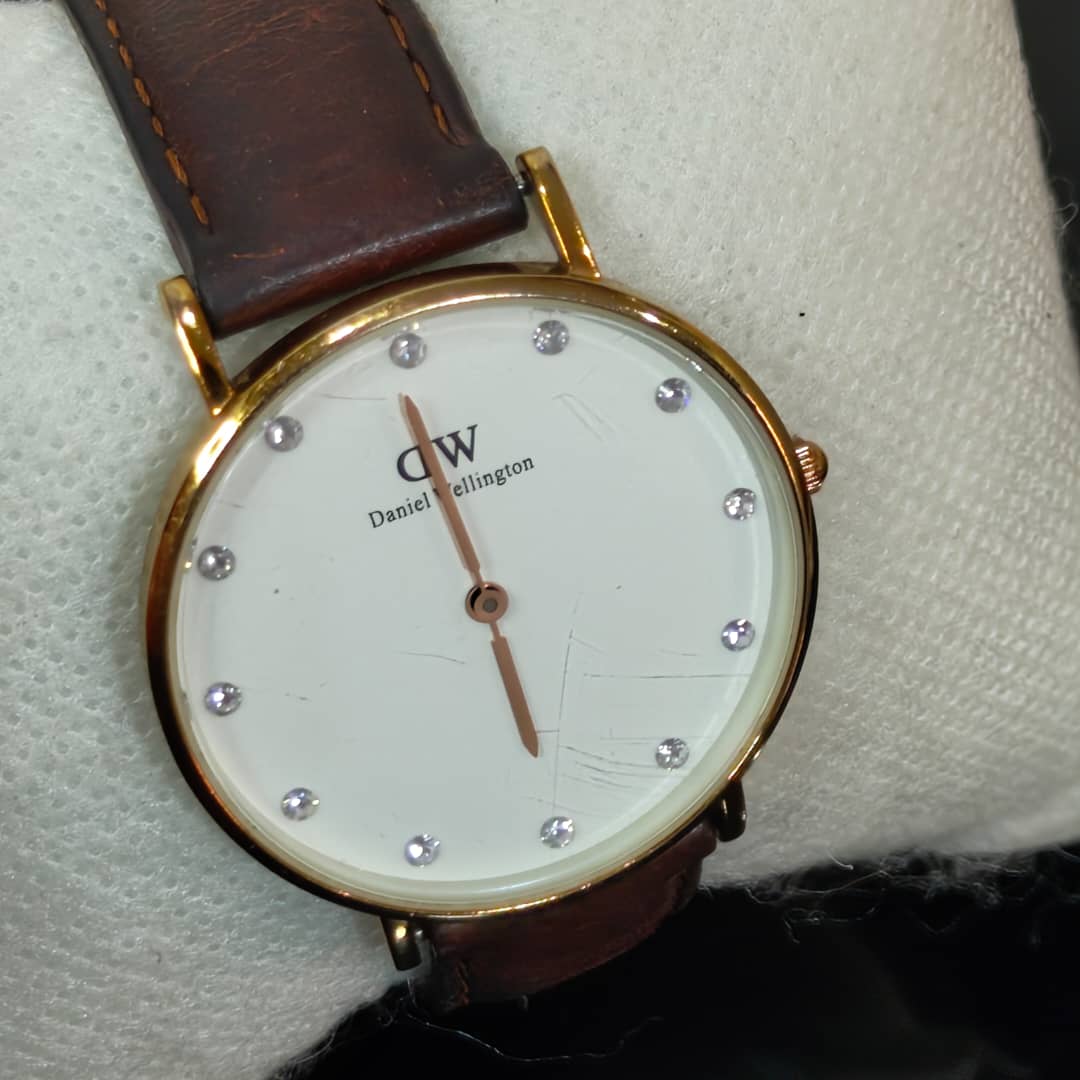 Montre DW femme quartz original 
Prix 8500