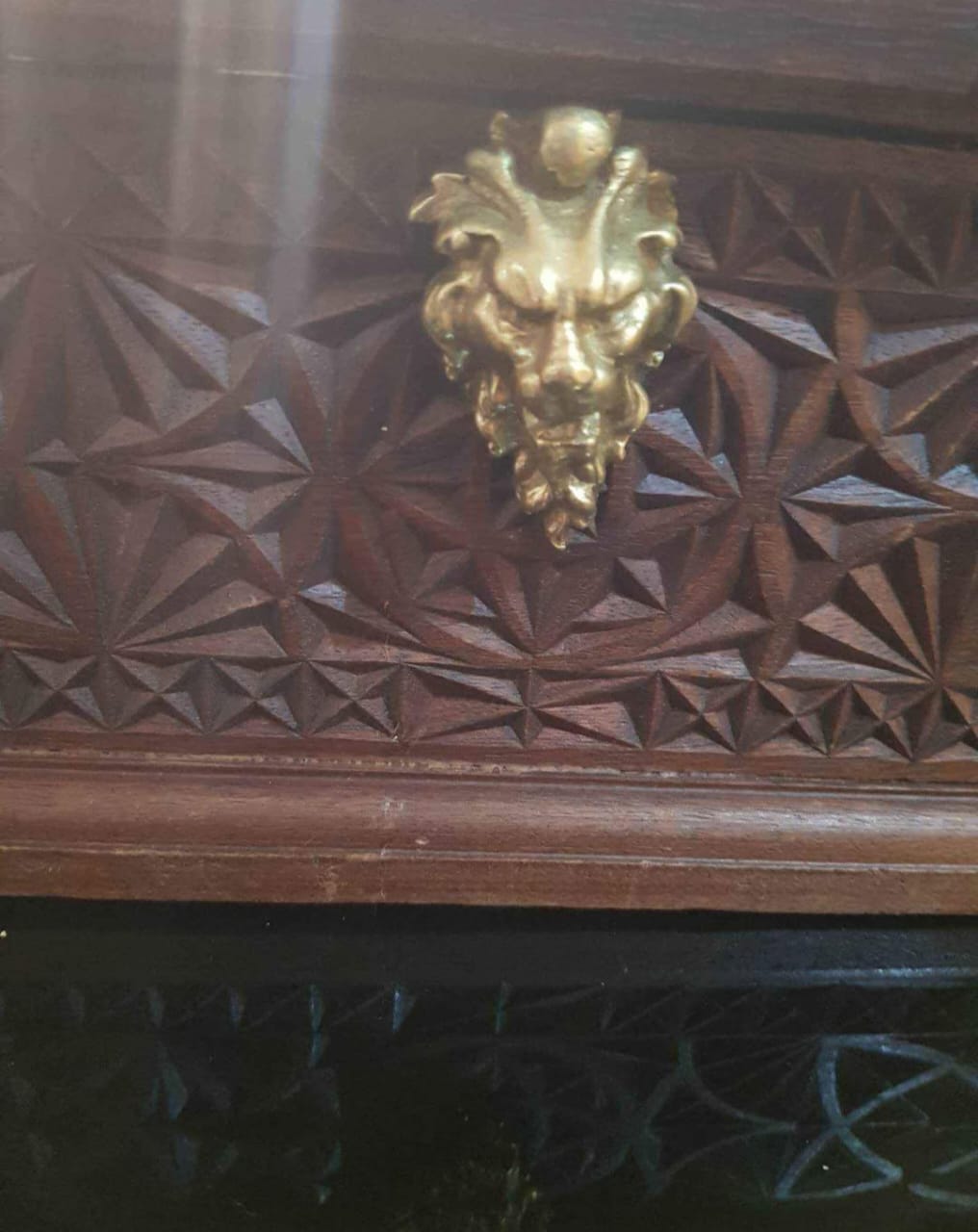 صندوق خشب أحمر منقوش طوله 32cm