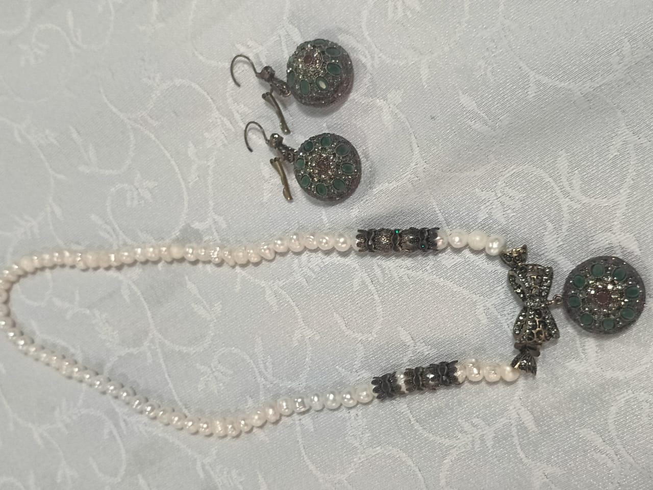عقد واقراط من لؤلؤ