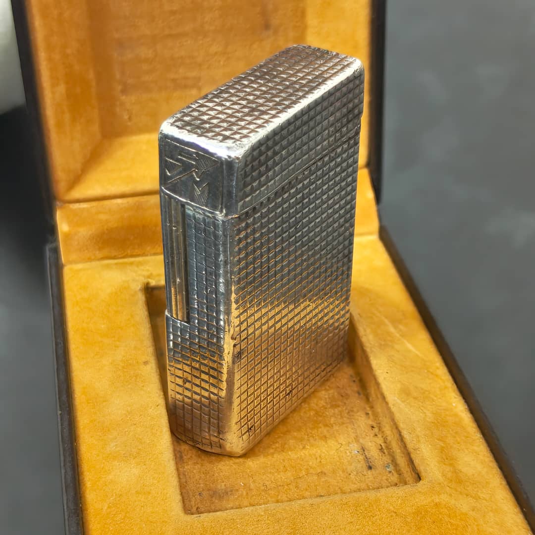Briquet Dupont argent Paris 
6/4cm
Prix 25000